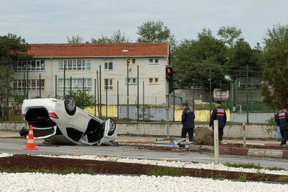 Takla atan otomobilin sürücüsü yaralandı 