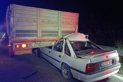 TIR'a çarpan otomobilin sürücüsü öldü, 1 ağır yaralı