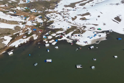 Erciyes'te kar erimeye başladı; kuruyan gölün etrafındaki karavan ve çadırlar su altında kaldı