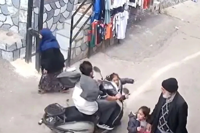 Motosikletin küçük çocuğa çarptığı kaza kamerada