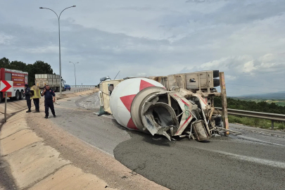 Virajda devrilen beton mikserinin sürücüsü yaralandı