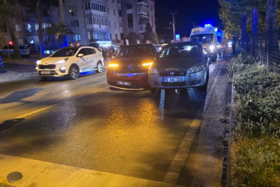 Bursa'da otomobil, kırmızı ışıkta bekleyen otomobile çarptı: 3 yaralı
