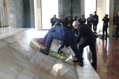 Bakan Güler, OYAK Yönetim Kurulu üyeleri ile Anıtkabir'i ziyaret etti