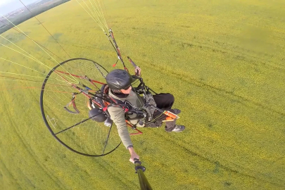 Edirne’nin 'sarı altın çiçeği’ kanola tarlaları üzerinde paramotorla uçtu