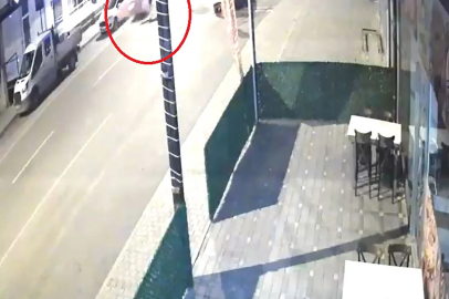 Alkollü sürücünün kullandığı otomobil ile motosiklet çarpıştı; kaza kamerada