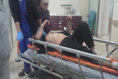 Otomobil tarlaya uçtu, devirdiği elektrik direğine motosiklet çarptı: 1’i ağır, 4 yaralı