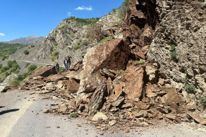 Şemdinli-Derecik kara yolu, heyelan nedeniyle ulaşıma kapandı