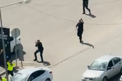 Kız arkadaşı ile taksi sürücüsünü rehin aldı; saldırganların yakalanma anı kamerada