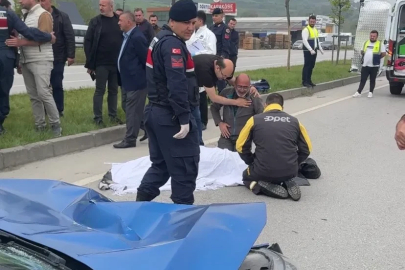 Minibüsten inip yolun karşısına geçerken otomobilin çarptığı kadın, öldü