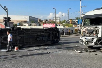 TIR ile çarpışan işçi servisi devrildi: 8 yaralı 