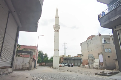 Tavanında çökmeler olan caminin yıkımı yapıldı, geriye sadece minaresi kaldı