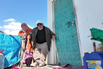 Bedensel engelli eşiyle tek göz evde 40 yıllık sevgi nöbeti