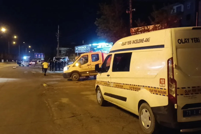 Park halindeki çekiciye çarpan otomobilden fırlayan kadın öldü