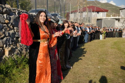Şırnak’ta aşiretlerin ‘yasak’ kararına rağmen kadınlar halay başına geçti