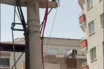 Elektrik direğinden kopan kabloyla temas eden çocuk yaralandı