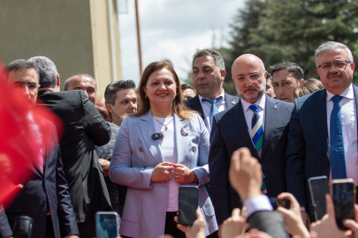 AK Parti'ye geçen Burcu Köksal'a, Afyonkarahisar Belediyesi önünde mehterli karşılama 
