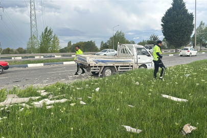 Otomobilin çarptığı kamyonetteki 2 kişi yaralandı