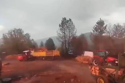 Orman işçilerinin yakınına yıldırım düştü; o anlar kamerada