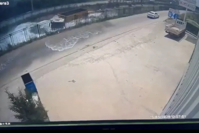 TIR, sulama kanalına düştü; kaza kamerada