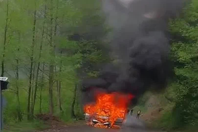 Seyir halindeki otomobilin alev topuna dediği anlar kamerada