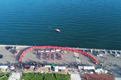  Tekirdağ'da 100 metre uzunluğundaki Türk bayrağıyla 'Gençlik Yürüyüşü'