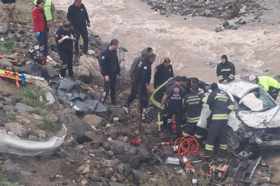 Erzincan'da otomobil, dereye yuvarlandı; 2 ölü, 1 yaralı
