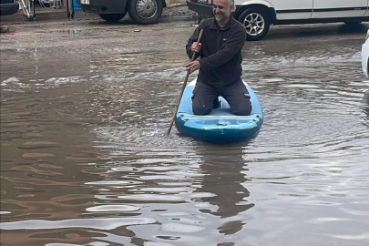 Adana'da sağanak; yollar göle döndü (2)