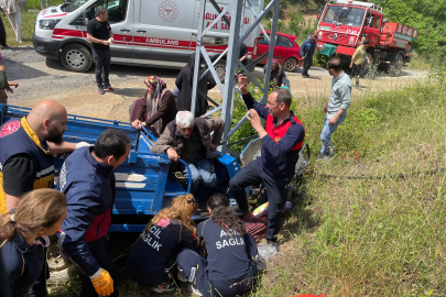 Tarım aracı, elektrik direğine çarpıp devrildi: 2'si ağır 6 yaralı