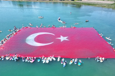 Sapanca Gölü'nde 19 Mayıs'ta, 1923 metrekarelik Türk bayrağı açıldı