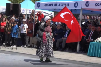 Çorum'da 90 yaşındaki kadın, marşlarla bayramı kutladı