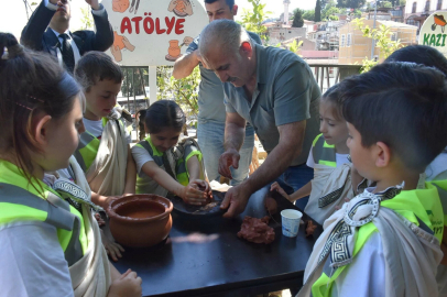 İlkokul öğrencilerinin arkeolojik kazı deneyimi
