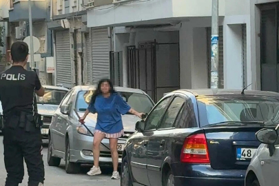 Kılıçla kendisine ve ailesine zarar veren kadın, biber gazıyla etkisiz hale getirildi
