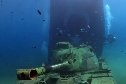 Saros’ta dalgıçlar tank batığına dalıp, Türk bayrağı açarak 19 Mayıs’ı kutladı 
