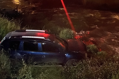 Bursa'da otomobil dereye savruldu, sürücü aracı bırakıp gitti