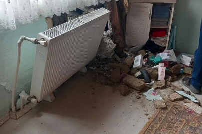 Otomobille çarpışan cip evin duvarına vurdu, kalorifer peteği yerinden söküldü