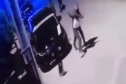 Oğlunun kavga ettiği çocuğu öldüresiye dövdü, o anlar kamerada