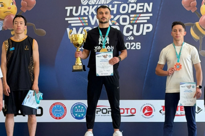 15 yıl önce okul seçmelerinde başladığı kick boksta dünya şampiyonu oldu