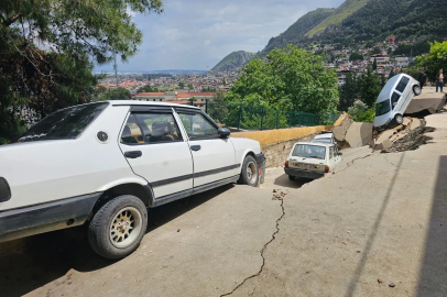 Hatay'da Asi Nehri taştı, sağanakta köprü ve yollar ile bir ev çöktü; 2 ölü, 3 yaralı (2)