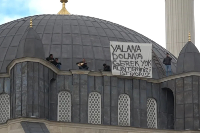İşçilerden caminin kubbesinde sazlı türkülü ücret protestosu