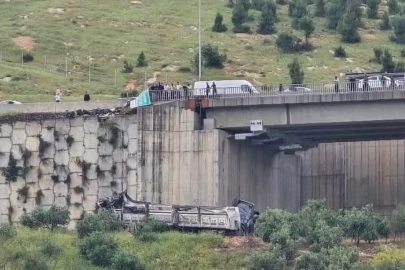 TIR, otomobile çarpıp viyadükten düştü; 2 ölü,4 yaralı