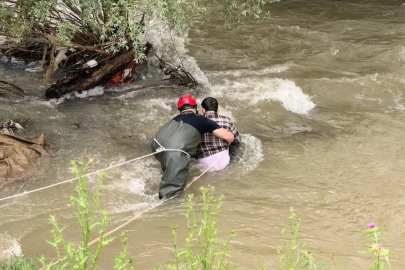 Akıntıya kapılıp 1 kilometre sürüklendi, çalılara tutunarak hayatta kaldı