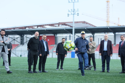 Mesut Özil ‘Esenler Futbol Gelişim Merkezi’ni ziyaret etti