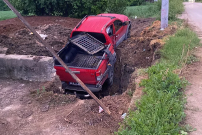 Bursa'da kamyonet, direğe çarpıp gübre çukuruna düştü: 1 yaralı
