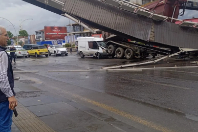 Damperi açık kalan kamyon üst geçide çarptı: 3 yaralı