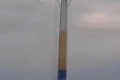 Lunaparkta arızalanan oyuncakta baş aşağı mahsur kaldılar