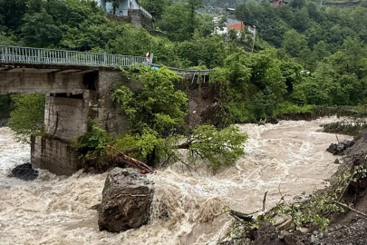 Artvin’de sağanak; dere taştı