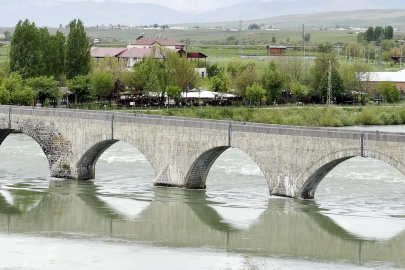 Tarihi Murat Köprüsü ve Sultan Alparslan Parkı bu bayram boş kaldı