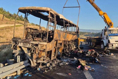Denizli'de bariyerlere çarpan yolcu otobüsü yandı: 1'i bebek 8 ölü, 33 yaralı (2)