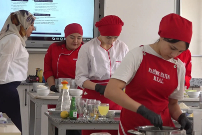 Geleceğin şeflerini yetiştiren meslek lisesinde öğrenciler üreterek hem öğreniyor hem kazanıyor