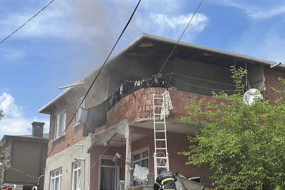 Boş binada yangın çıktı, bitişik evdeki anne ile kızı dumandan etkilendi